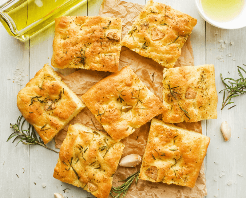 Focaccia, italienisches Weißbrot mit Rosmarin & grobem Meersalz
