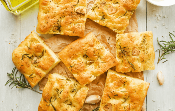 Focaccia, italienisches Weißbot, mit Rosmarin & grobem Salz