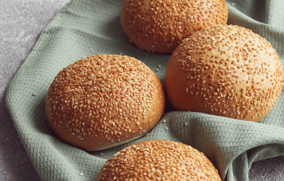 Burger Buns auf dunkel grünem Geschirrtuch