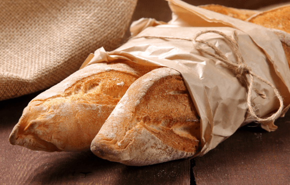 2 Baguettes in Papier eingeschlagen und mit einer Schnur zusammengebunden