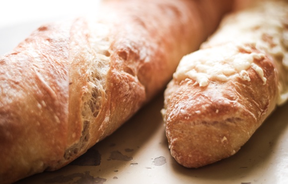 Zwei knusprige Wurzelbrote, mit und ohne Käse überbacken